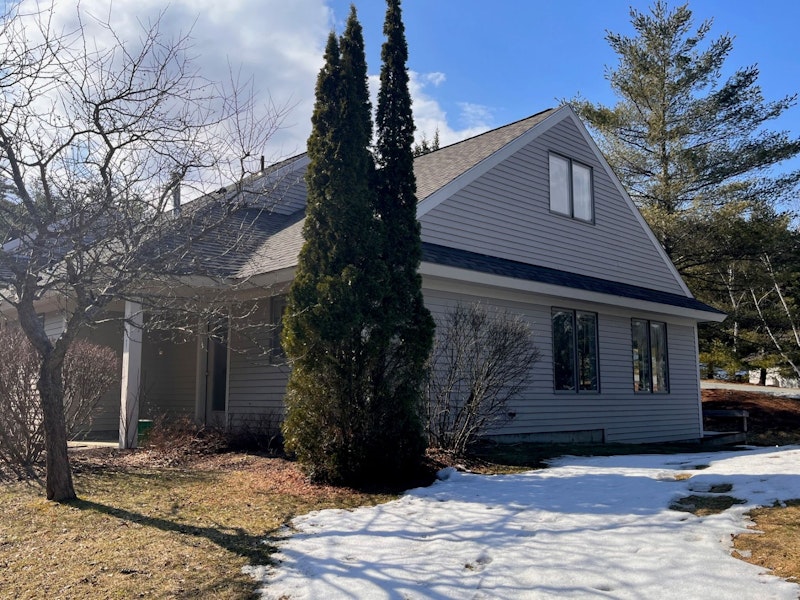 Recently updated condo in highly desirable community 1 Sycamore Dr