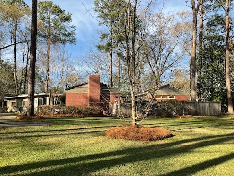 GREAT LOCATION & MOVEIN READY! 1848 E. Northside Dr., Jackson MS