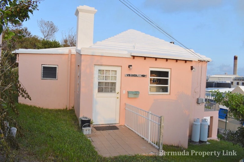 AVAILABLE FOR RENT IN PEMBROKE 2 BED 1 BATH BERMUDA COTTAGE 2400