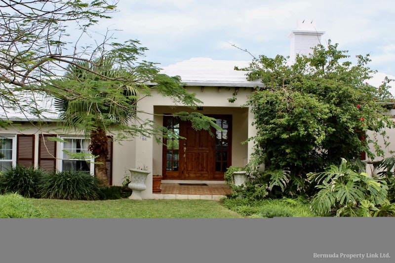 WEST END LIVING !!! PRIVACY AND TRANQUIL LIVING IN THIS BEAUTIFUL