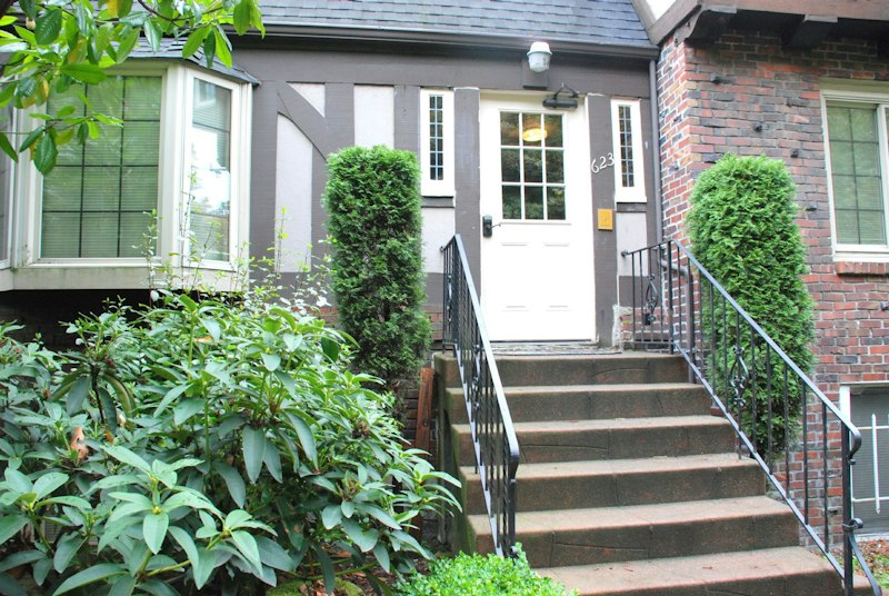 Updated studio apt in historic building - 623 W. Mercer Place, Seattle WA